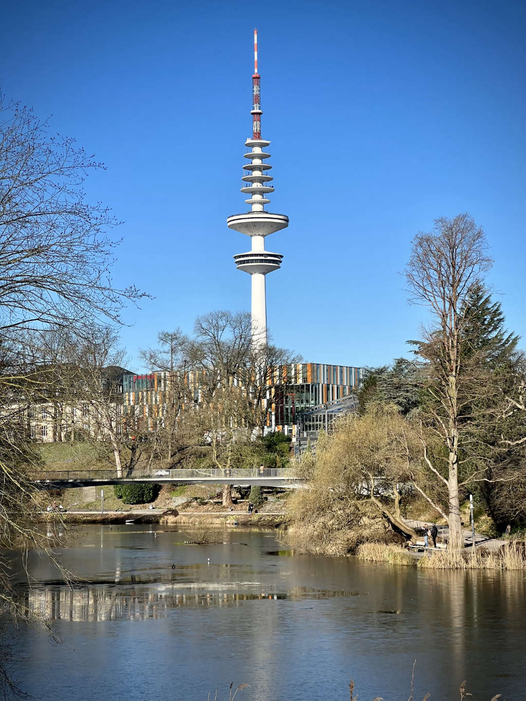 A photo with the tv tower in Hamburg