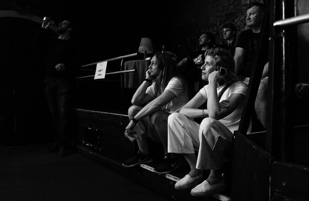 Photo showing Claire L. Evans and me sitting next to the stage during beyond tellerrand 2018 in Düsseldorf.